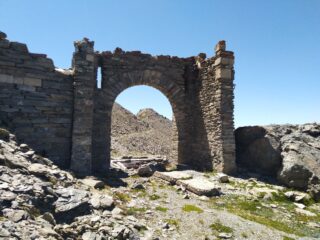 Portale in rovina del forte orientale