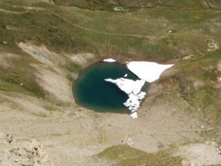 Laghetto con neve in scioglimento sotto al Mont Froid
