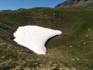 Laghetto con neve in scioglimento scendendo al rifugio