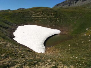Laghetto con neve in scioglimento scendendo al rifugio