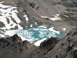 Laghetto con neve in scioglimento