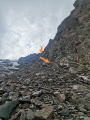 Percorso indicativo delle calate. La calata della catena è raggiungibile o dal colle della Tersiva tramite cengia o con calata sul primo fittone del tratto attrezzato oltre il colle: è sulla verticale della catena.
