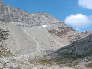 Dal pianoro delle Sources, uno sguardo alla salita. Circondato in rosso, il caratteristico 