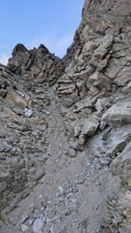 Questo ennesimo canale a piombo sul salto di rocce sottostanti mi sono rifiutata di percorrerlo 