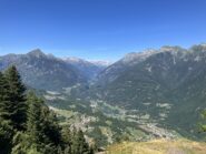 Dalla Cappella nei pressi di Cheggio panorama sulla piana di Verampio e la Costiera Antigoriana con le sue frazioni.
Sullo sfondo al centro il M. Basodino.