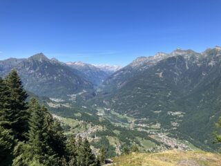 Dalla Cappella nei pressi di Cheggio panorama sulla piana di Verampio e la Costiera Antigoriana con le sue frazioni.
Sullo sfondo al centro il M. Basodino.