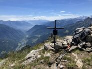 Croce di vetta e vista verso S, in basso la piana di Verampio.