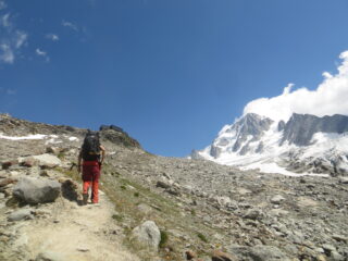 lungo la morena, verso il Rifugio
