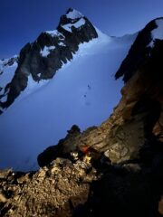 Attacco al primo sfasciume da discendere con 2 corde fisse (al momento della nostra gita non in buone condizioni di conservazione)
Primo sfasciume , quello che si incontra al Petit Mont Blanche.
Sullo sfondo Aiguille de Tre la Tete Orientale sopra il ghiacciaio del Petit Mont Blanche. Dopo questo sfasciume si 