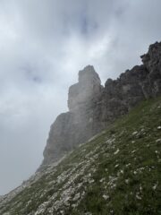 Campanile nella nebbia, per fortuna diradata
