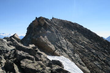 piccolo nevaio sotto la cima ma non dà problemi