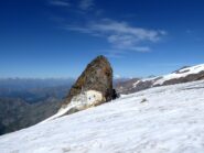 Si vede la nuova passerella sospesa che permette di accedere alla Gnifetti.