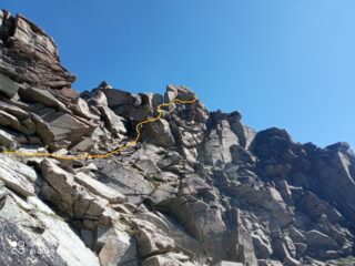 sotto cresta verso la cima principale raggiungibile con brevissima arrampicata (1° grado scarso)