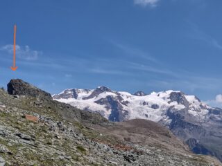 La vetta sulla sinistra, dal colletto, con il Monte Rosa sullo sfondo