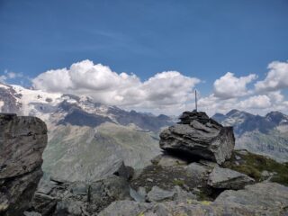 Il palo, ben visibile dalla base della dorsale di salita.