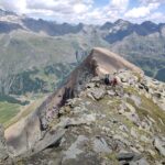 In discesa dalla cresta, con in fondo il Piccolo Rothorn e le sue rocce rossastre