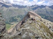 In discesa dalla cresta, con in fondo il Piccolo Rothorn e le sue rocce rossastre