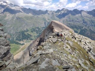 In discesa dalla cresta, con in fondo il Piccolo Rothorn e le sue rocce rossastre