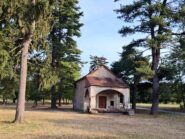 La più modesta chiesetta campestre di San Pietro in Bose.