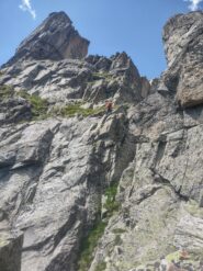 Forcella tra L11 e L12. Sopra, la torre castagna.