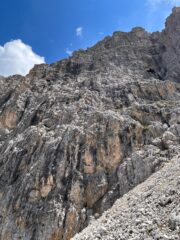 La parete, la via passa a dx dell'evidente macchia nera a destra