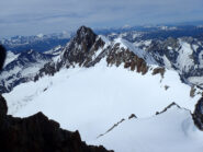 In basso il bacino sup. del gh. di Lex Blanche a circa 3.400 e sopra l'Aiguille des Glaciers (3.815m) e Aiguille de Lex Blanche (3.684m). Visti Aiguille Centrale Nord West (3.908)