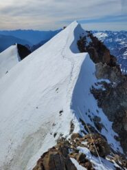 Prima parte di cresta nevosa dopo la Cima Centrale con antenna. Da qui iniziano un pò più le roccette, fino alla Cima Centrale Nord West, dove si scende per il secondo sfasciume di giornata