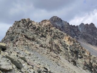 Verso il Monte Pisonet, molte rocce rotte.