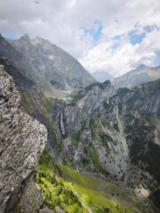 Vista spettacolare sulle cascate del Serio a fine via