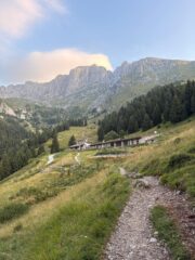 Il Rifugio/Baita Cassinelli 1568 metri, mentre in lontananza sbuca La Presolana