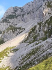 In lontananza il faticoso ghiaione che deposita alla Grotta dei Pagani