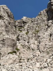 Il tratto finale che deposita alla croce di vetta, si nota un merenderos che prende il sole in cima alla Grignetta!