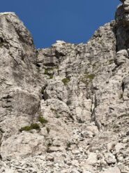 Il tratto finale che deposita alla croce di vetta, si nota un merenderos che prende il sole in cima alla Grignetta!
